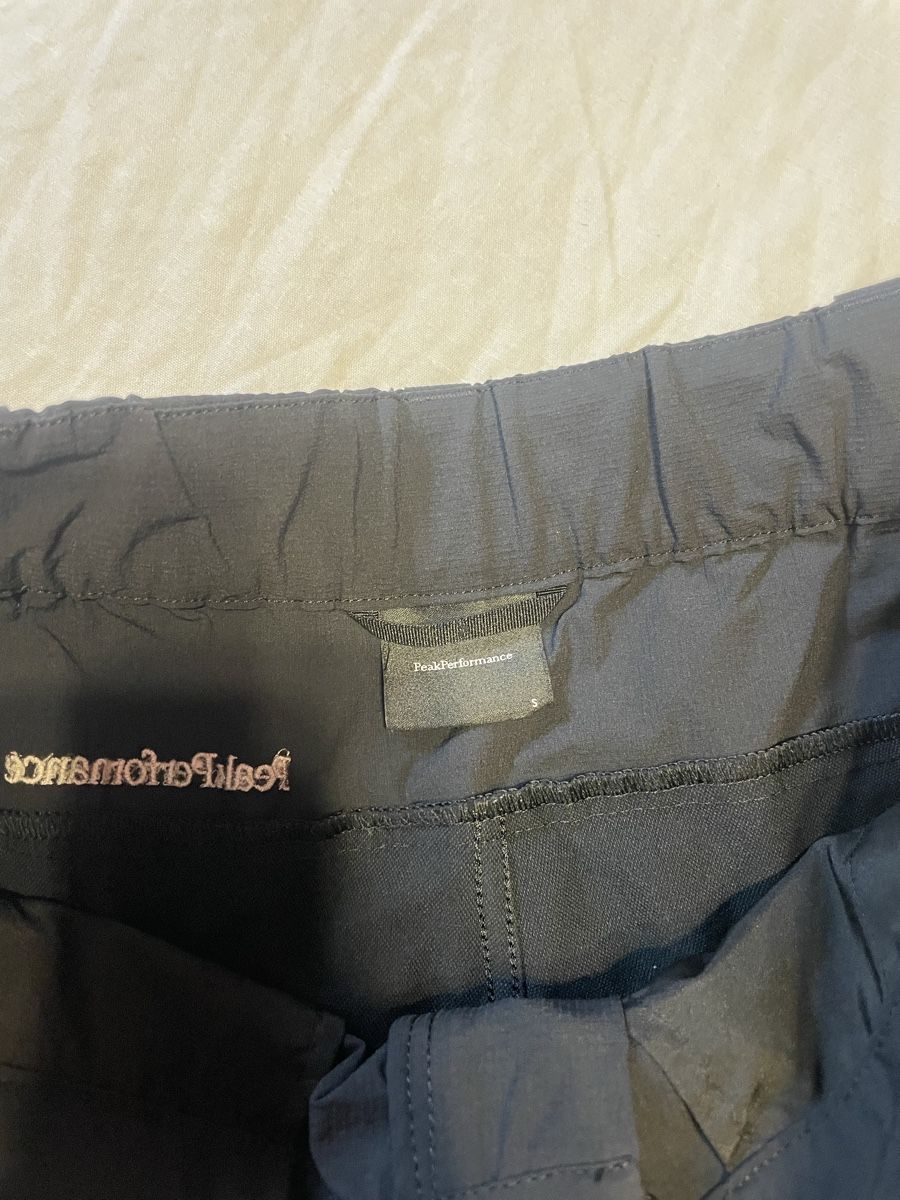 Peak Performance Pantalons: Peak Performance Shorts schwarz  – D'occasion à Oberkirch LU par lea_skv5 2