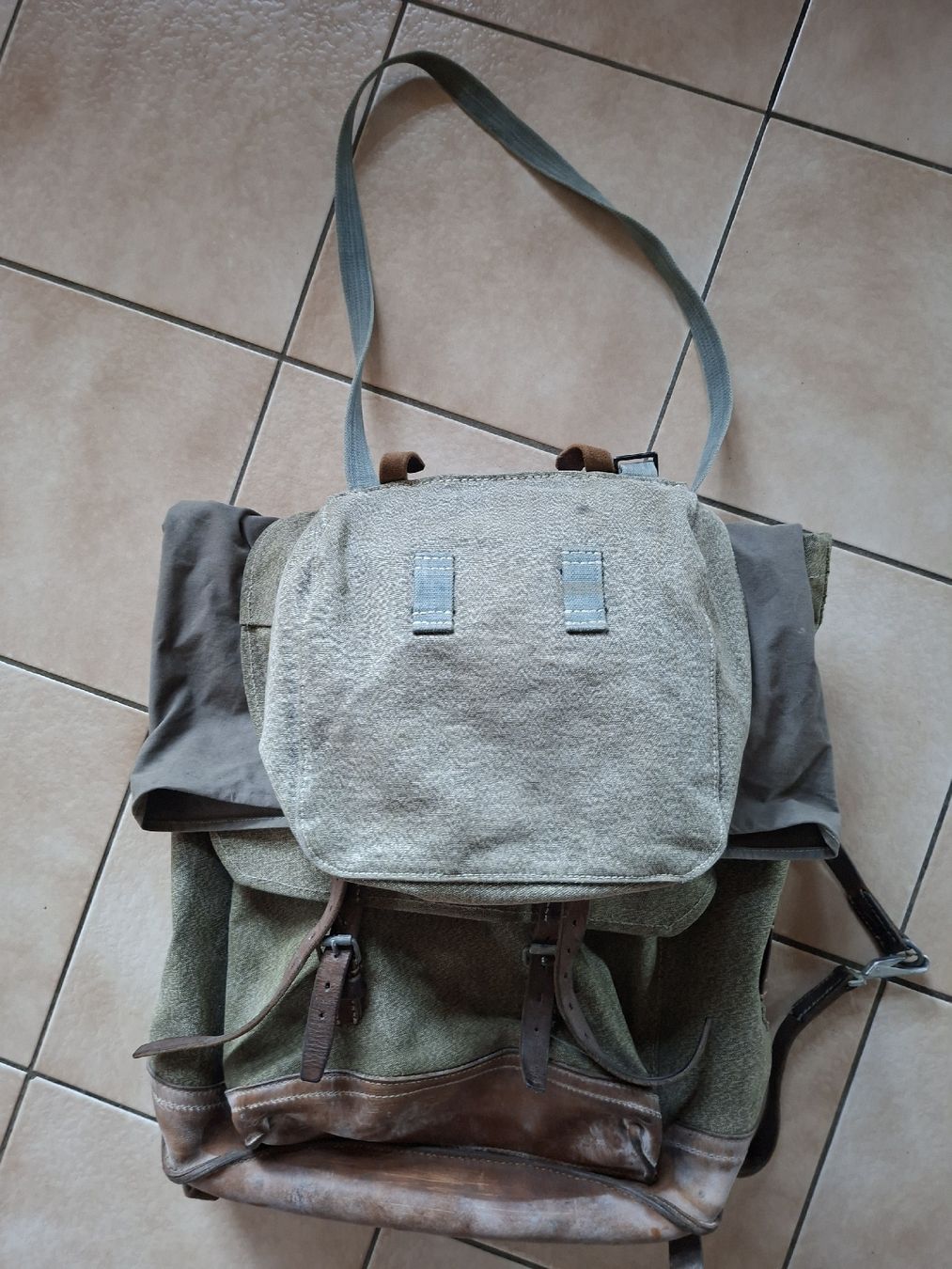 Schweizer Armee Rucksäcke: Schweizer Armee Militär Rucksack mit Brotsack  – Gebraucht aus Schwanden Sigrisw von len_9yqg