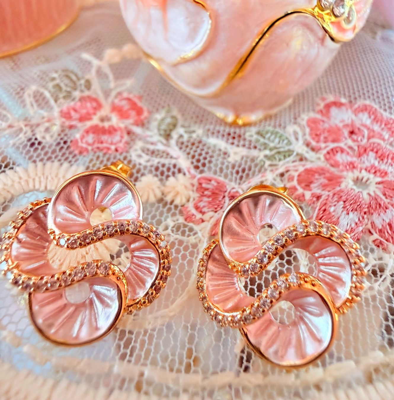 Orecchini pendenti & Orecchini a lobo: Boucles d'oreilles Trèfle Nacré rose – Nuovo e nell'imballaggio originale da St-Maurice venduto da Sandrinette123 5