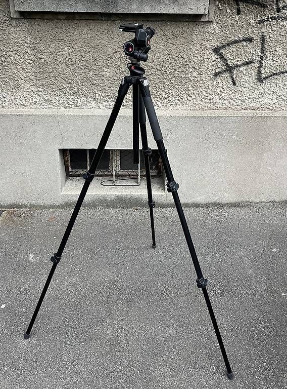 Manfrotto Trépieds & Accessoires: Manfrotto 055XPROB Stativ mit 410 Kopf – D'occasion à Bern par leoniesarah 2