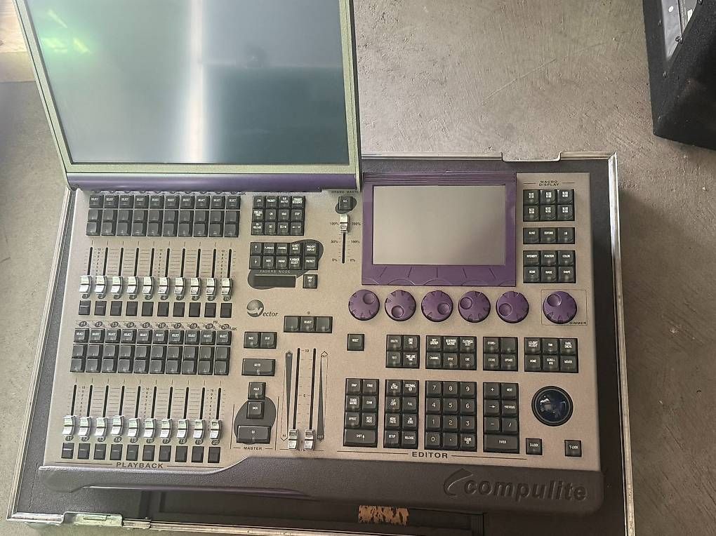 Console di mixaggio: VENDO: Regia luci Compulite Vector Ultra Violet – Usato da Stabio venduto da Angelini01