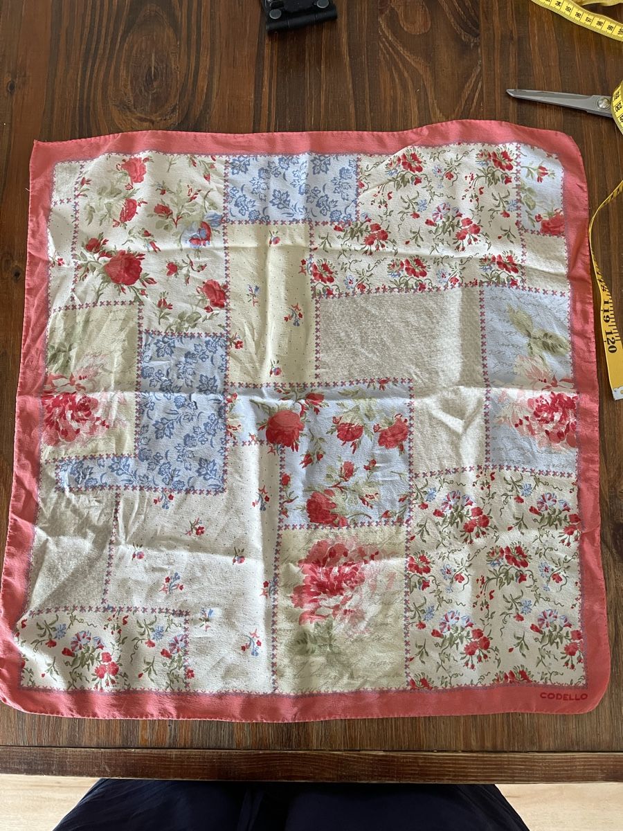 Codello Foulard & Sciarpe: Foulard Codello floral patchwork vintage rose corail soie – Usato da Kloten venduto da Vermicelles