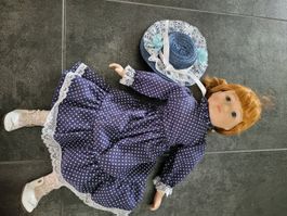 Porzellan Puppe mit Hut und Kleid Grösse ca. 40 cm