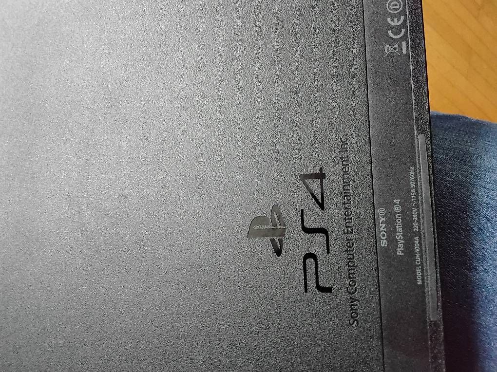 Sony Console: PS4 Slim + 2 Controller + Games, Sommer-Spass! 🥳 – Usato da Wolhusen venduto da neutronic 3