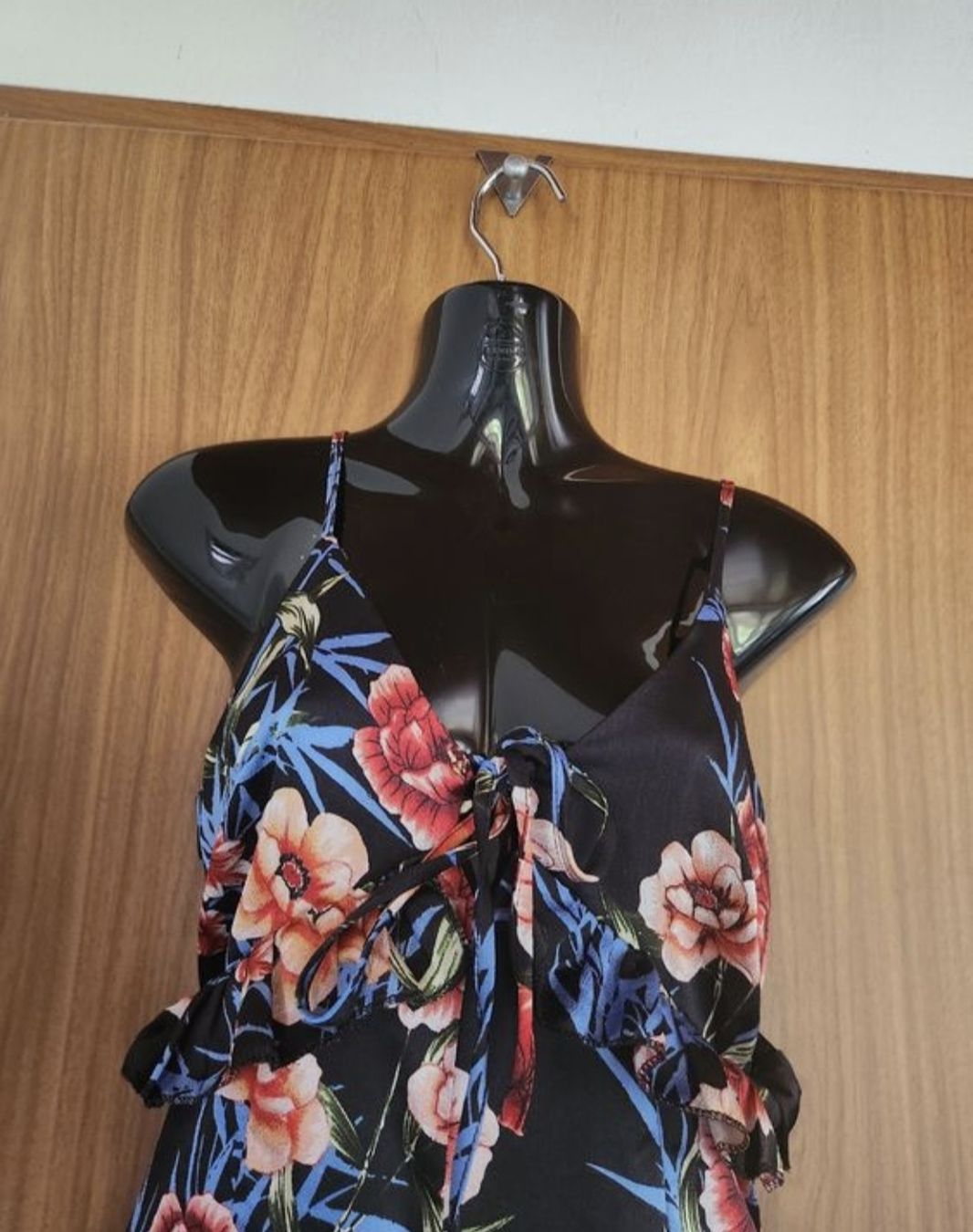 Jumpsuits: Damen Jumpsuit schwarz mit Blumenmuster – Gebraucht aus Saanen von MountainLove.44 4