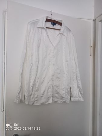 Weisse Bluse mit Kragen   