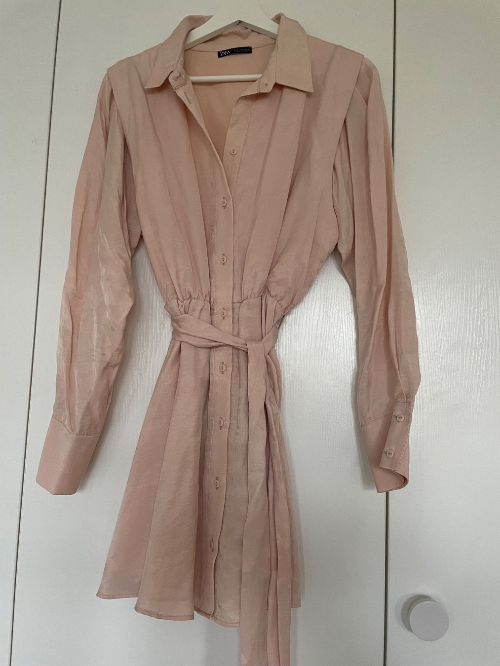 Zara Vestiti: Robe chemise satinée neuve, taille S – Nuovo (secondo la descrizione) da Châtelaine venduto da nan_j75j 2