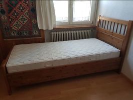 Holzbett mit Matratze 90x200 cm