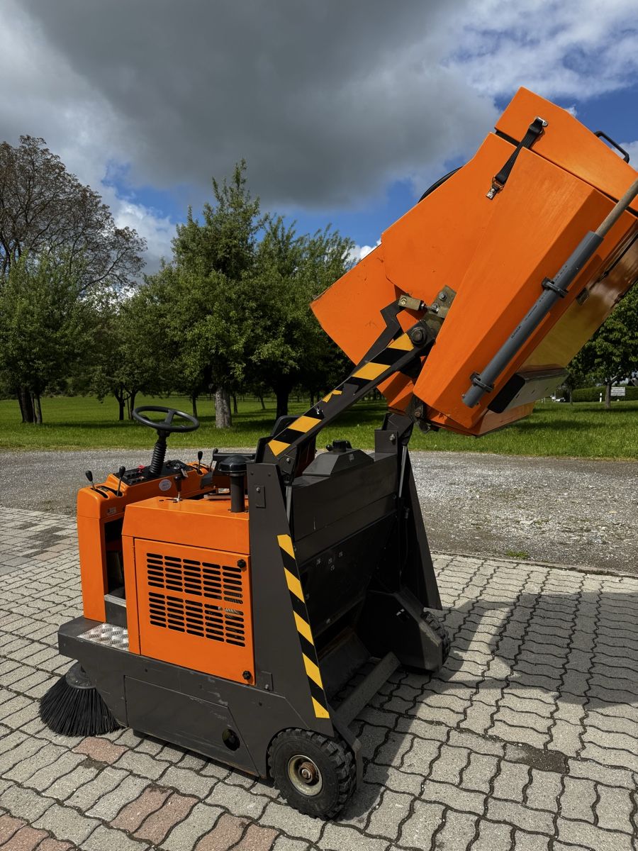 Tutte le macchine: Kehrmaschine TASKI Balimat 140T – Usato da Niederuzwil venduto da Michael1990_ 6