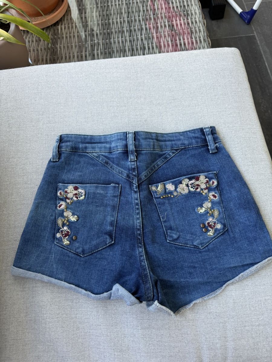 Pantaloni: Jeans Shorts mit Blumenmuster – Usato da Olten venduto da bir_k96n 2