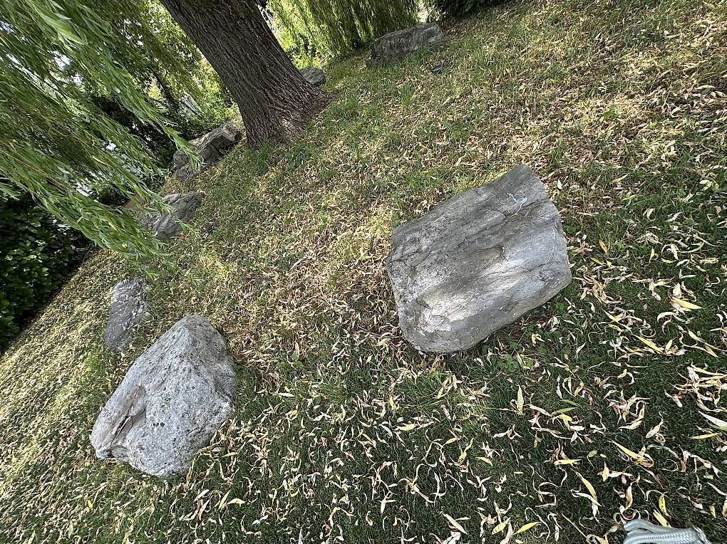 Steine & Dachziegeln: 7schöne Naturstein-Findlinge – Gebraucht aus Uettligen von Maxime_Ehrsam.2020 2