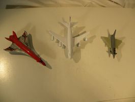3 kleine verschiedene Modellflugzeuge