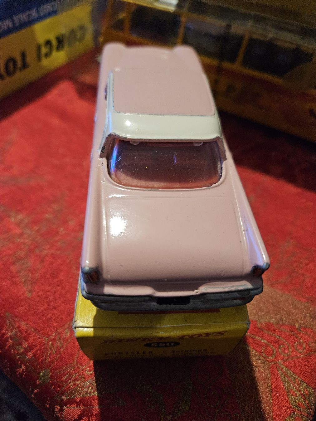 Dinky Toys Chrysler Saratoga n°550 rose 1/43 - Collection