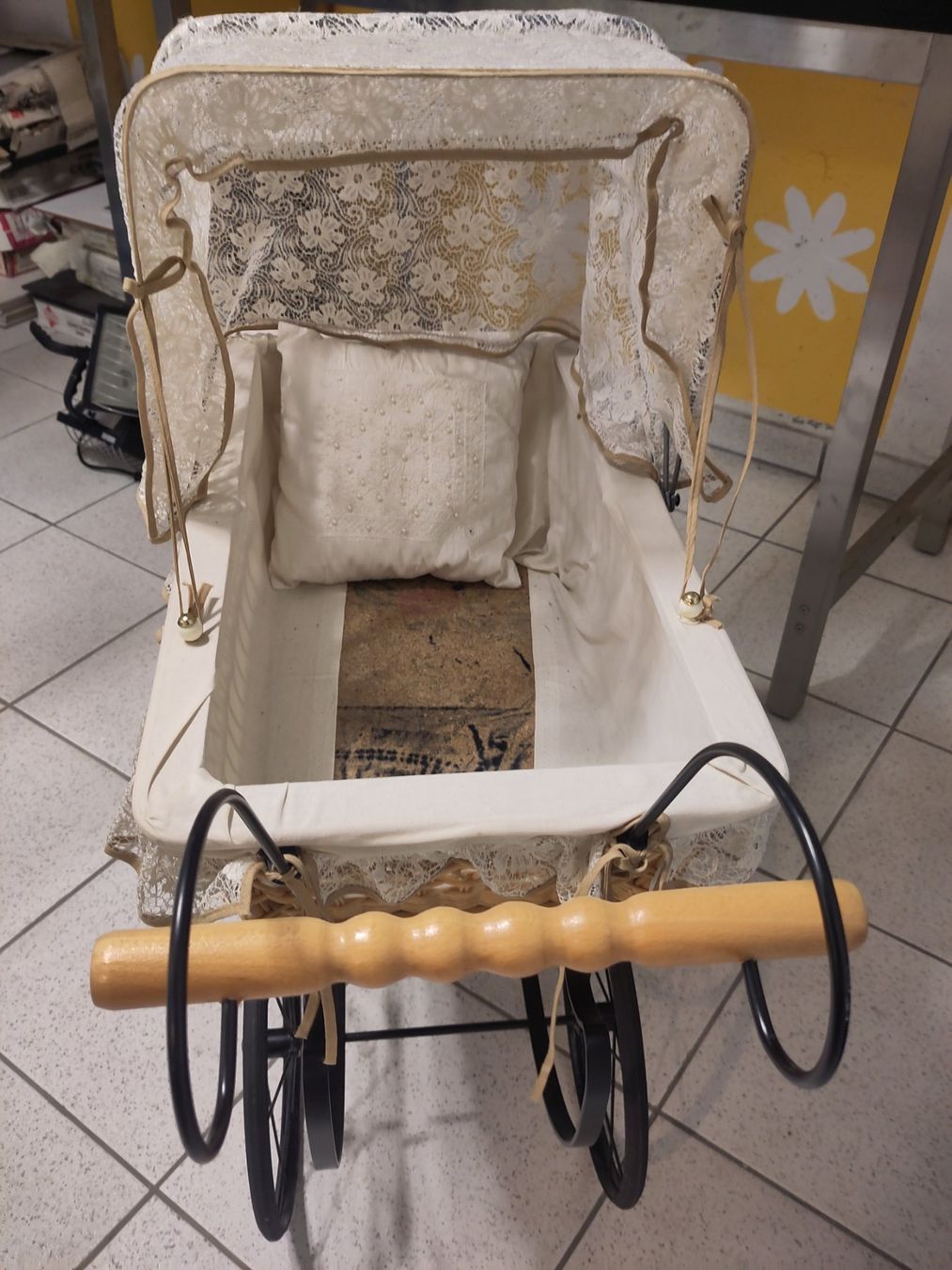 Carrozzine per bambole: Nostalgischer Puppenwagen – Usato da Seuzach venduto da Cypress4 2