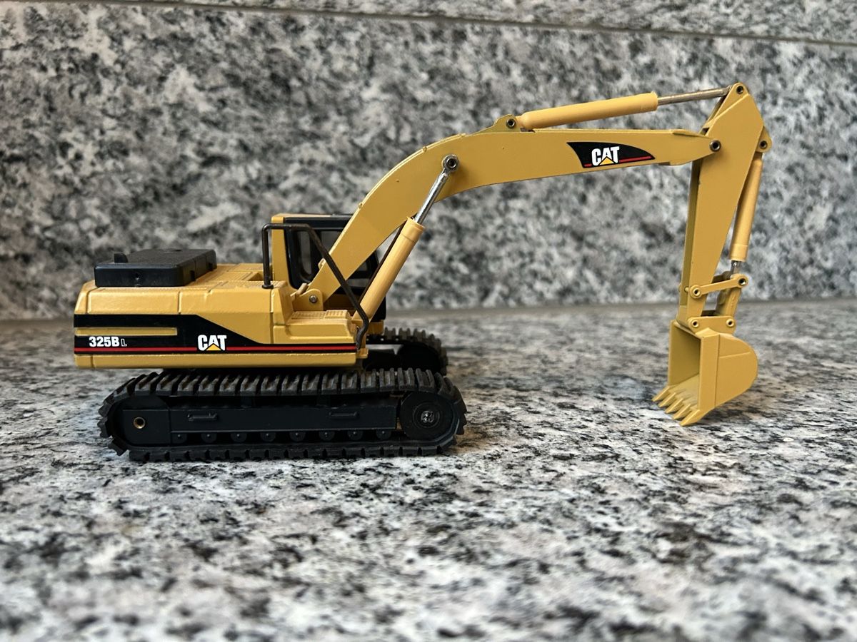 Caterpillar Kits de montage: Cat 325 B , 1:50 , NZG – D'occasion à Horw par Tigercat635 2