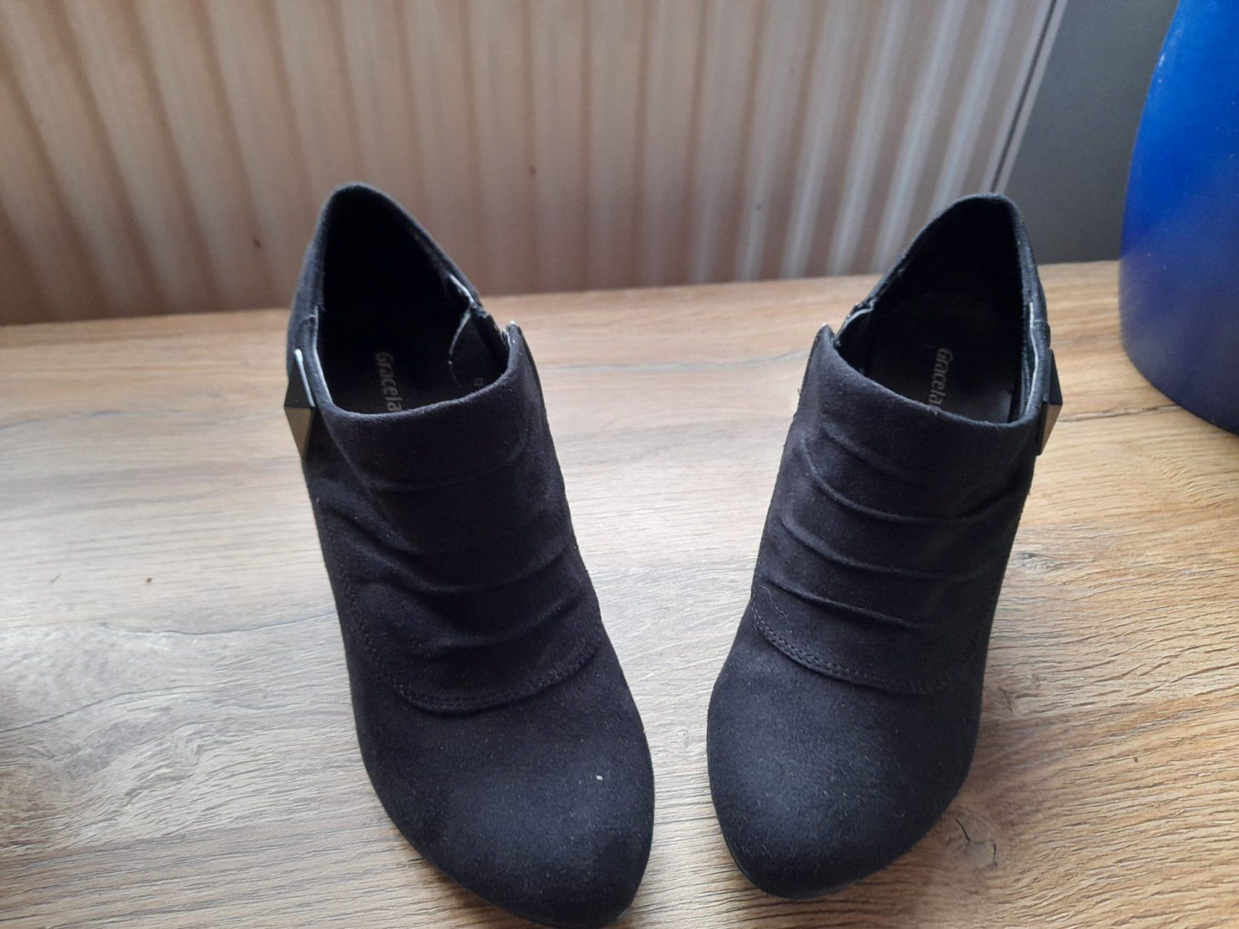 Scarpe da donna: Bottines noires élégantes à talons hauts, pointure 36 – Usato da Allens venduto da MADE.IN.ROCK.N.ROLL 2
