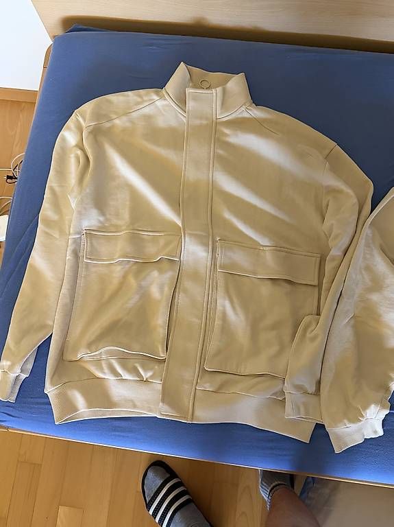Pullover & Sweatshirts: 2 sweatshirts cream color M size – Gebraucht aus Ascona von GioeleS 1