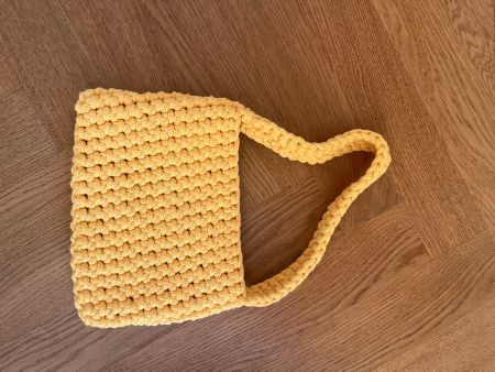 Selbstgehäkelte Tasche gelb