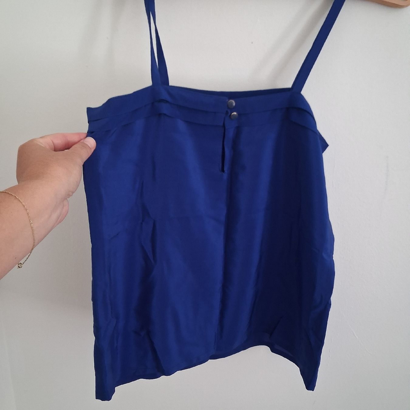 Top: Swiss Made Silk Blouse Royal Blue  – Nuovo (secondo la descrizione) da Wil SG venduto da tre_g2l7 2