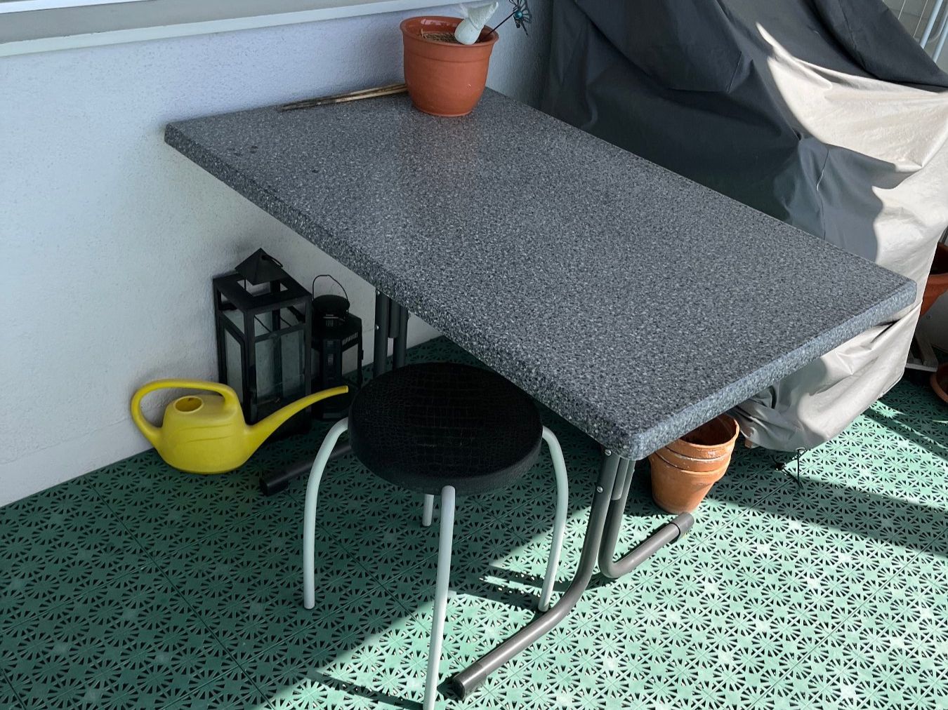 Set di tavolo e panche: Gratentisch und Stühle – Usato da Pfungen venduto da Herz1960