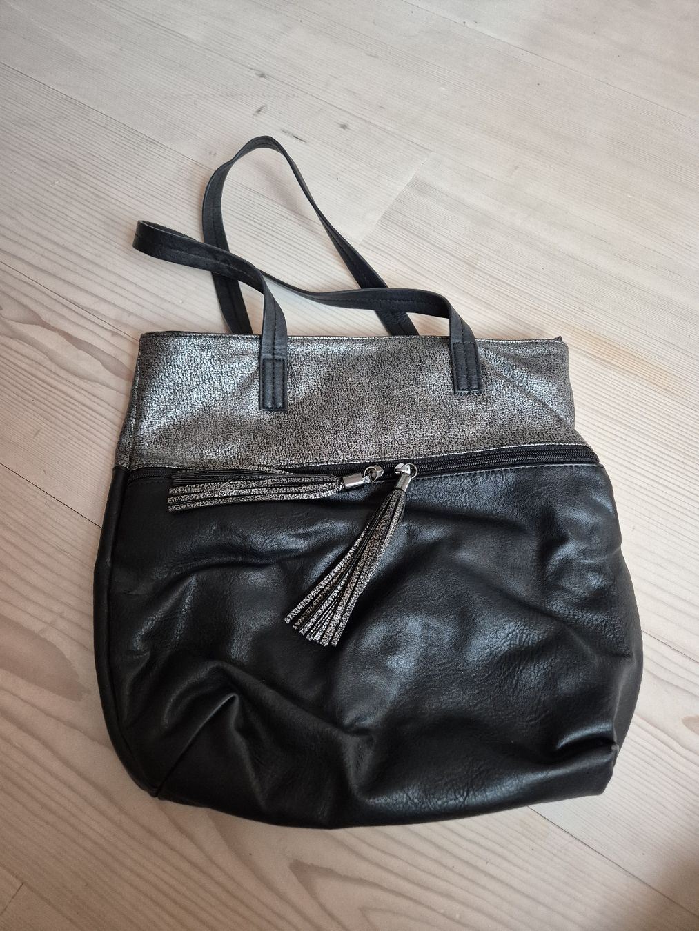 Borse da donna: Schwarze Handtasche mit Metallic-Akzenten – Usato da Luzern venduto da ste_6k9h