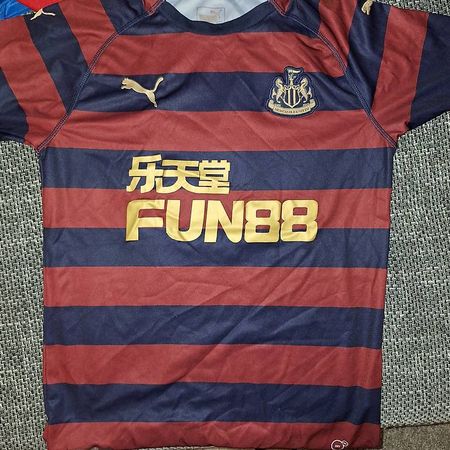 Originales Newcastle United Trikot in Grösse S