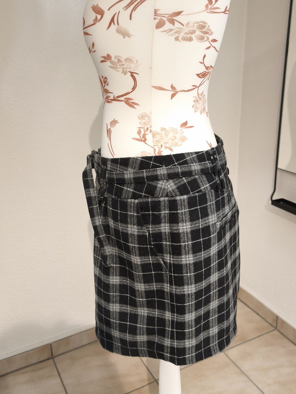 Zebra Gonne: Rock mit Karomuster, Grösse L, warm & gemuetlich! – Nuovo (secondo la descrizione) da Emmetten venduto da SecondhandSiska 1