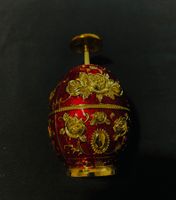 Deko-Ei mit gold-roter Verzierung