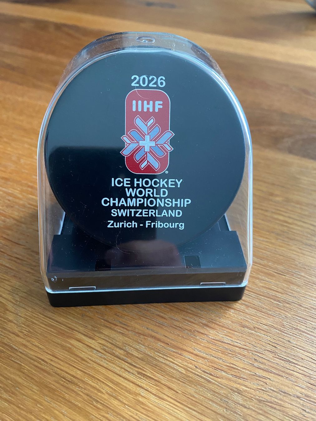 Palloni: 2026 IIHF WM  Puck Logo with Display – Nuovo (secondo la descrizione) da GIFFERS venduto da Calo4
