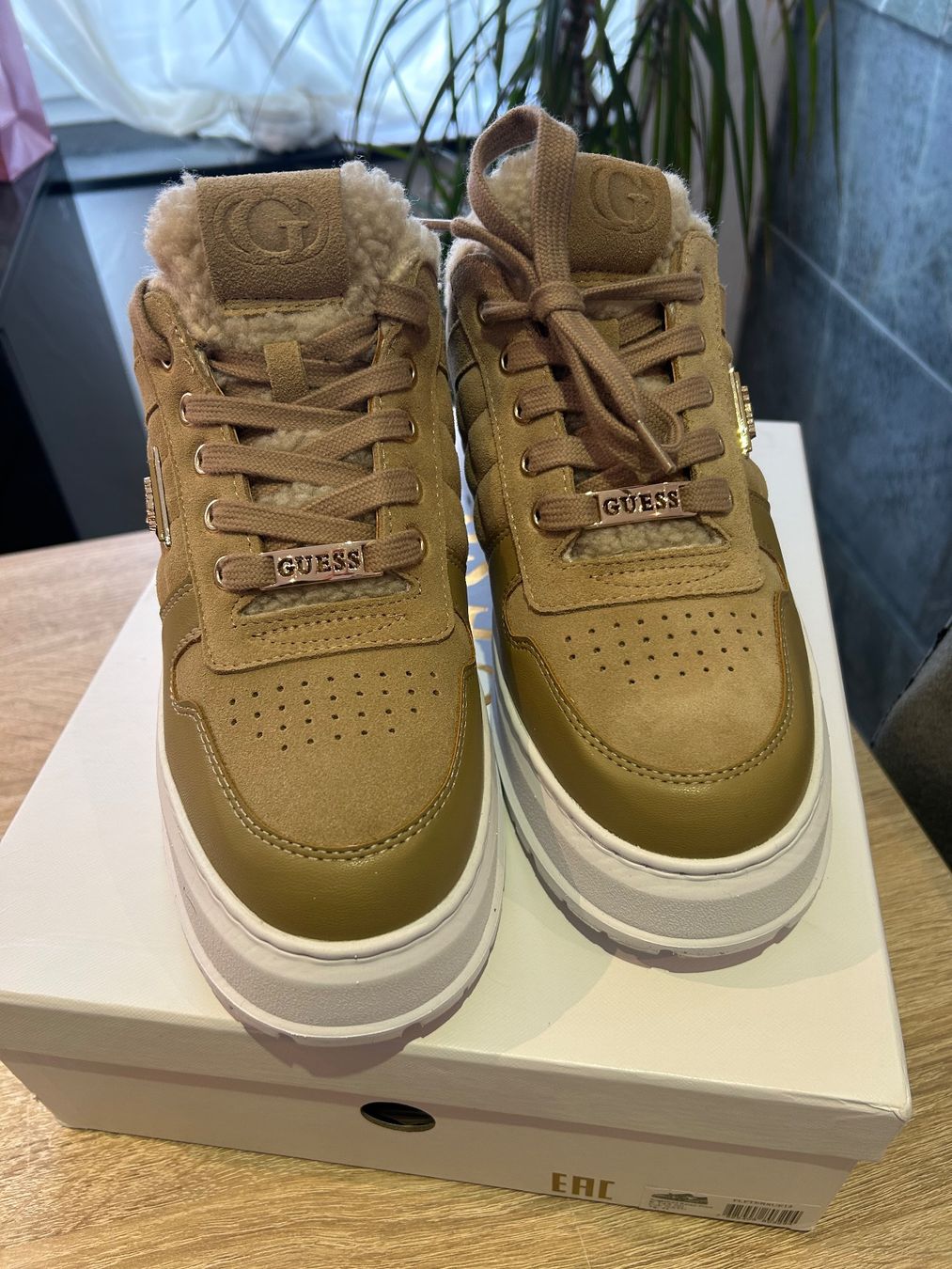 Guess Damenschuhe: Guess Terria Sneaker Winter – Neu und originalverpackt aus Lommis von easy102011