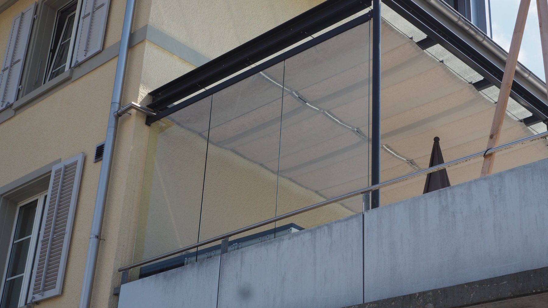 Unterstände: Sitzplatzüberdachung Glas/Metall mit Sonnen- und Windschutz – Gebraucht aus Ostermundigen von brechi3072 2