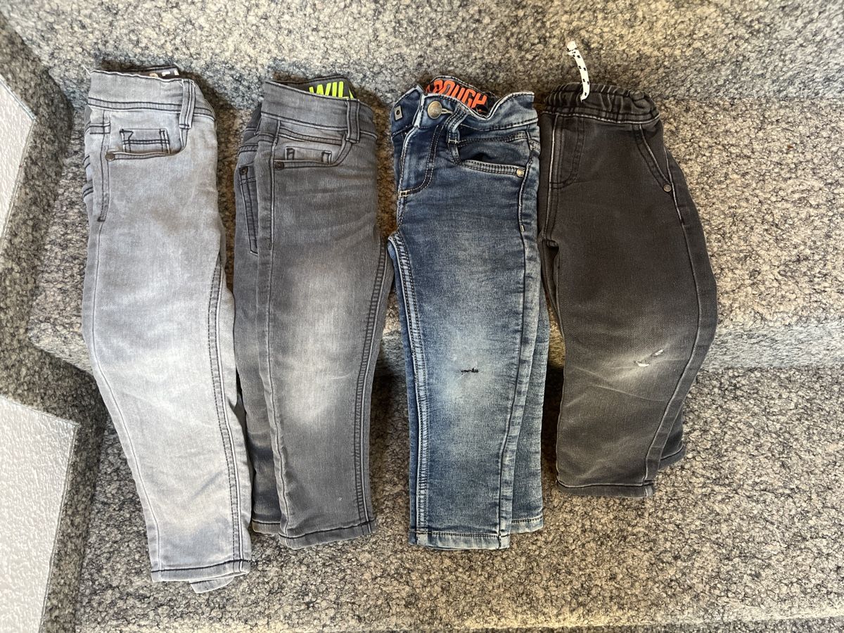 Lotti & Set di vestiti: Hosen/Jeans Grösse 98 – Usato da Zuckenriet venduto da ca_ac