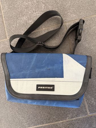 Freitag Umhängetasche blau weiss wie neu