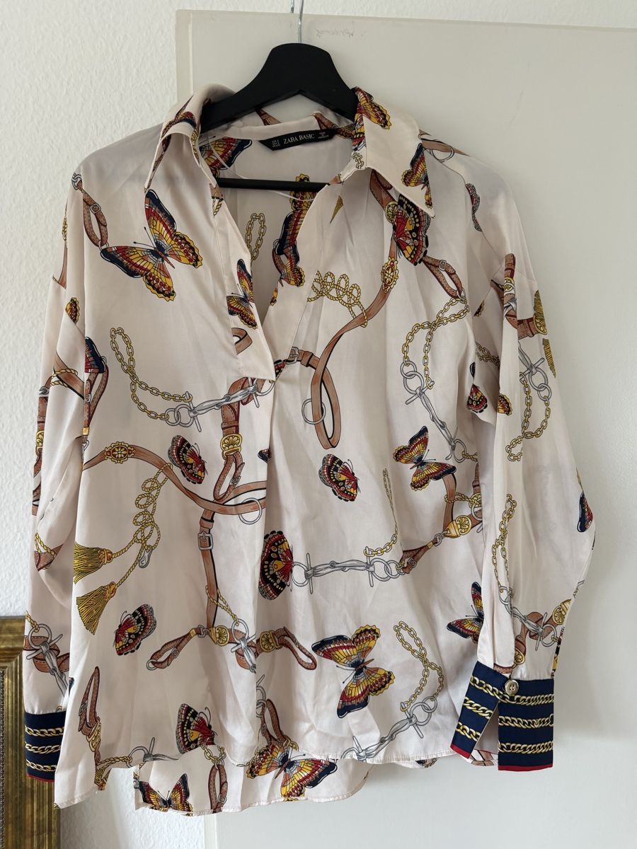 Zara Blusen: Zara Basic Blouse Butterfly Chain Print Cream Size M – Gebraucht aus Kilchberg ZH von eka_bq7v
