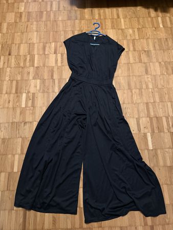 Halara Schwarzer Jumpsuit Grösse M-NEU