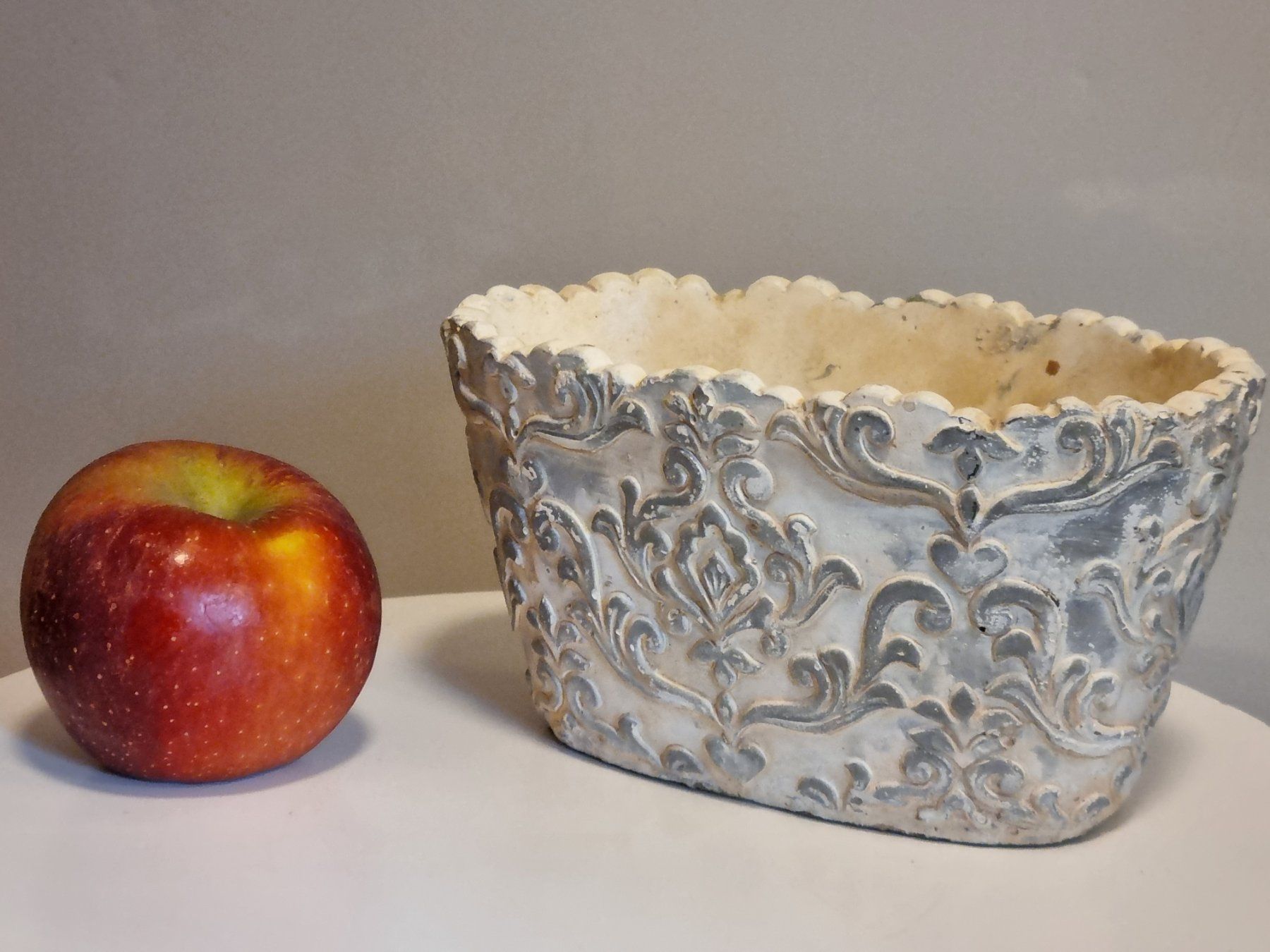 Vasi per fiori: Übertopf Shabby Chic Barock Relief Grau Weiss – Usato da Scharnachtal venduto da devin03 4