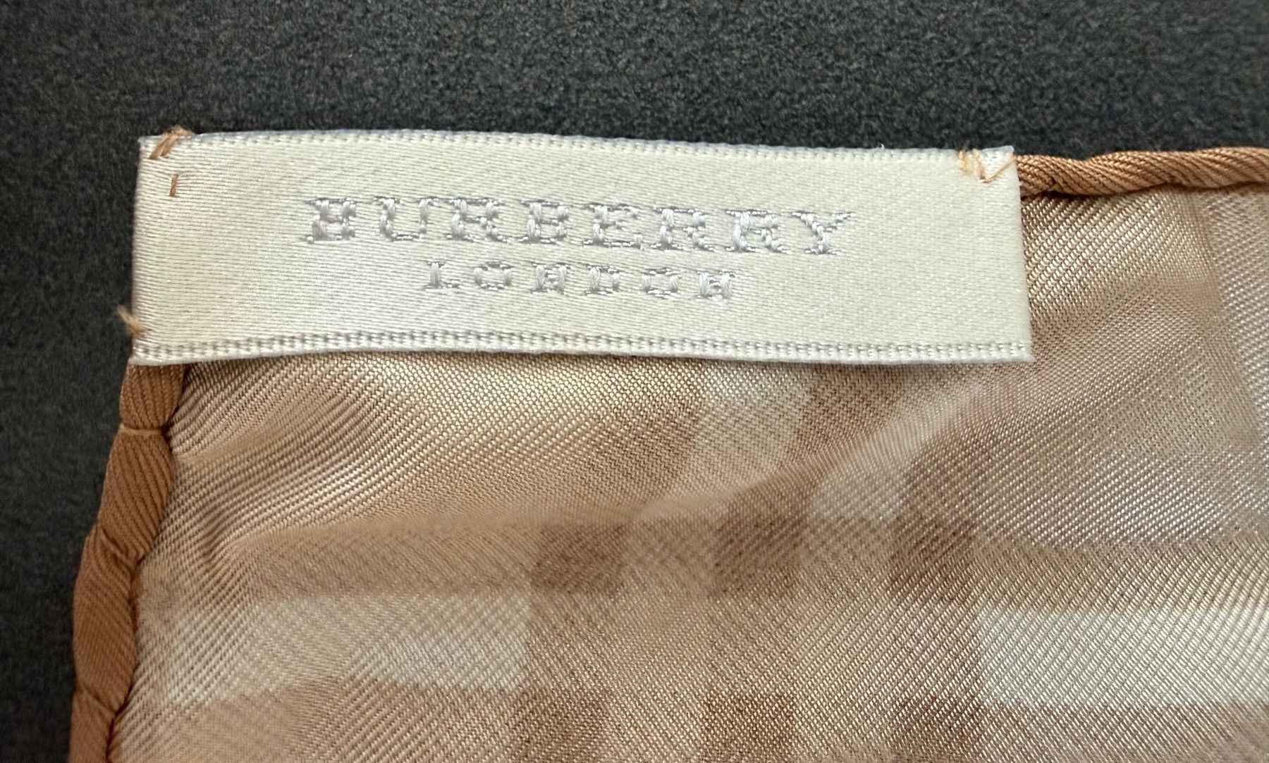 Burberry Foulards, Tücher & Schals: Burberry Silk Printed Scarf – Gebraucht aus Contone von Chaos76 2
