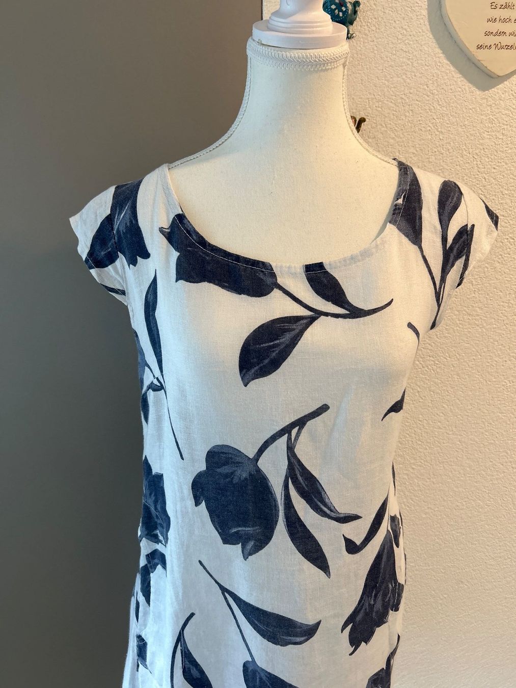 Kleider: Schönes Sommerkleid weiss mit Blumenmuster – Gebraucht aus Brunnen von Nala2929 2