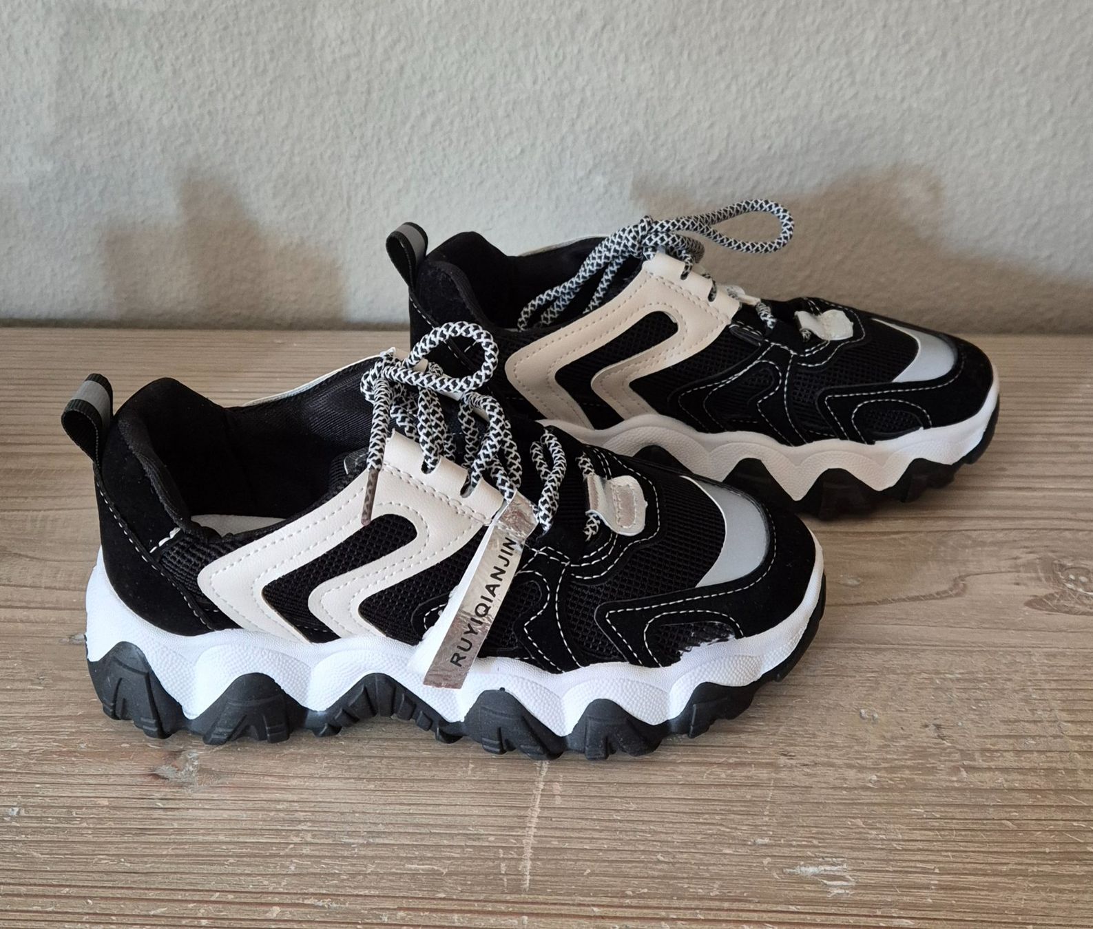 Herrenschuhe: Coole Sneakers schwarz/weiss Gr. 36 – Neu (gemäss Beschreibung) aus Tagelswangen von GABGABFI 1