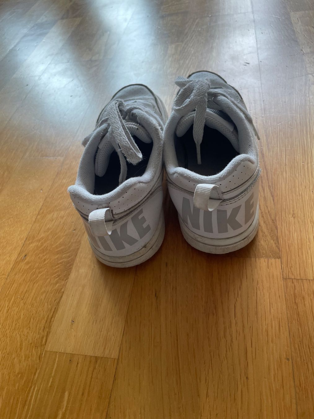 Nike Scarpe per ragazzi: Weisse Nike Schuhe Gr 35 – Usato da Ostermundigen venduto da Clood 2