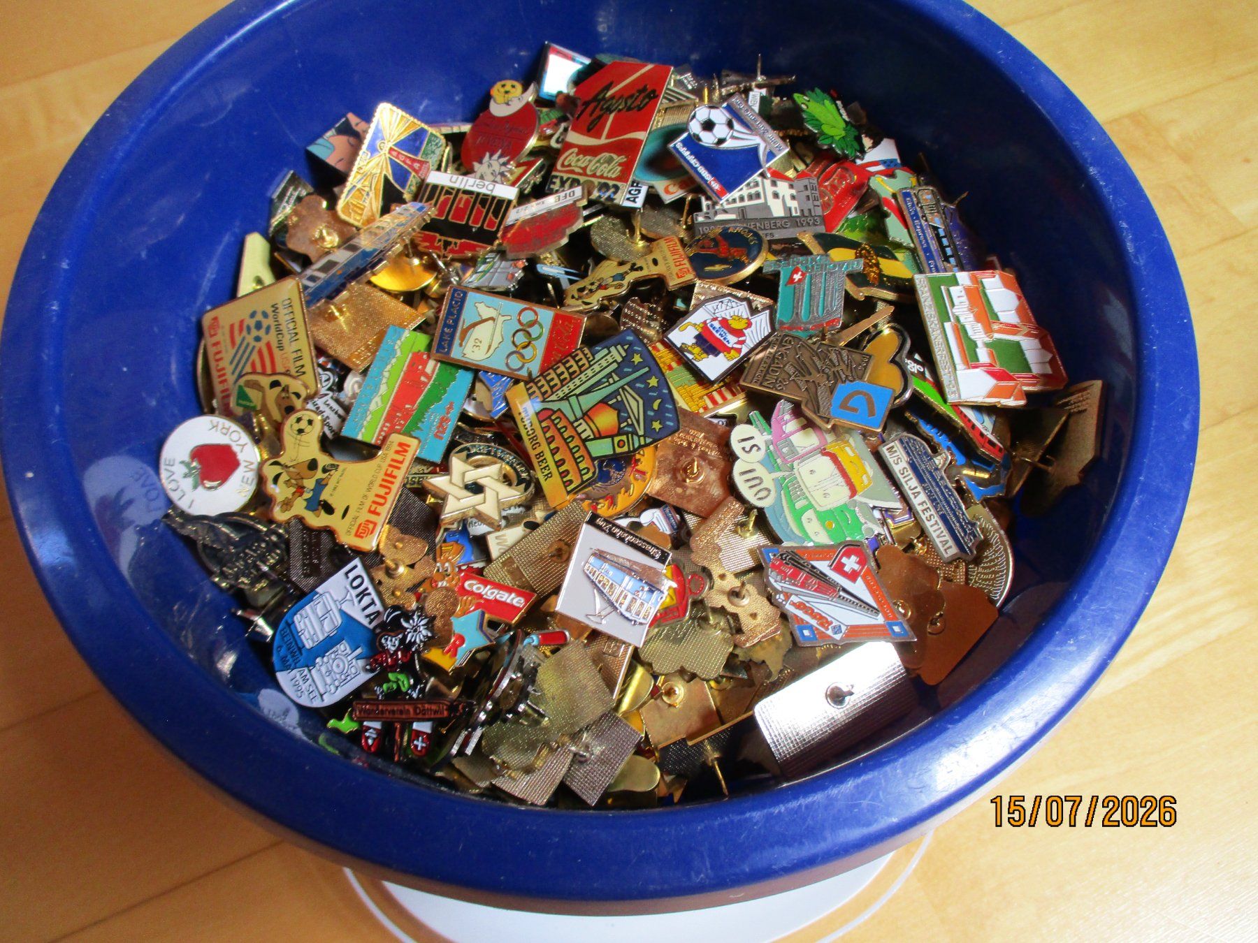 Placchette & Badge: 4.2 Kilo Pin Bunt gemischt Sammlung – Usato da Felsberg venduto da sanwill