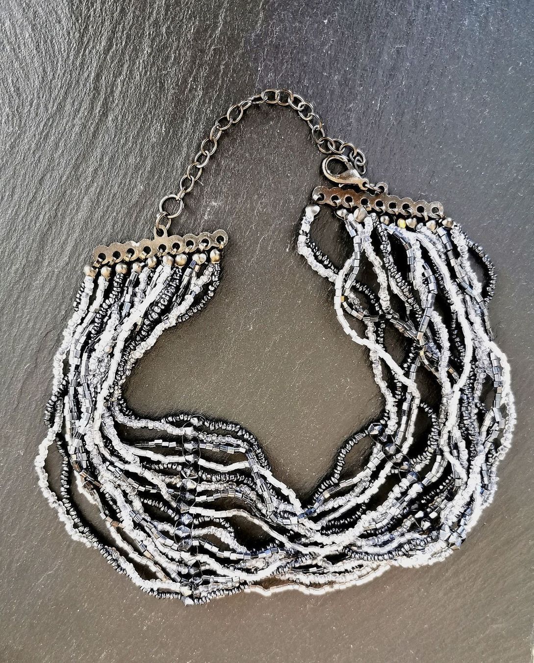 Catenine: Collier ras le cou tissé en perles – Nuovo (secondo la descrizione) da Veyrier venduto da Leilazizou 1