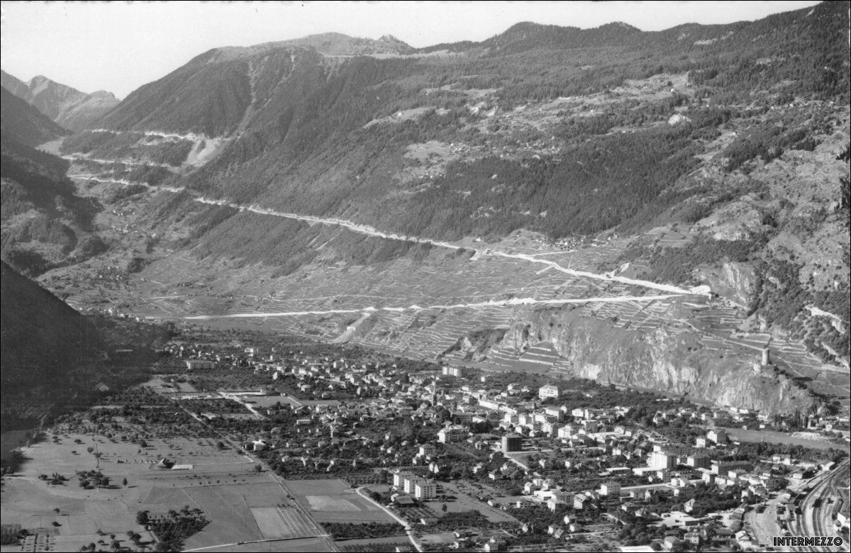 Cartoline postali: Martigny VS // Luftbild Route de la Forclaz – Usato da Basel venduto da intermezzo12