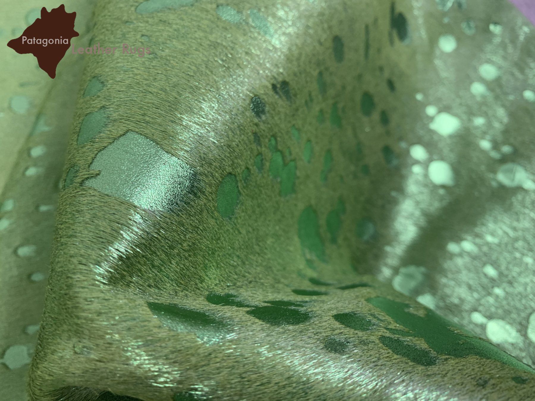 Tappeti: Kuhfell Teppich Green Metalic – Nuovo e nell'imballaggio originale da Arbedo venduto da patagonialeatherrugs 1