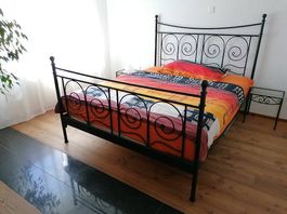 Bett IKEA (Kingsizebett, Nachttisch, Kleiderständer)