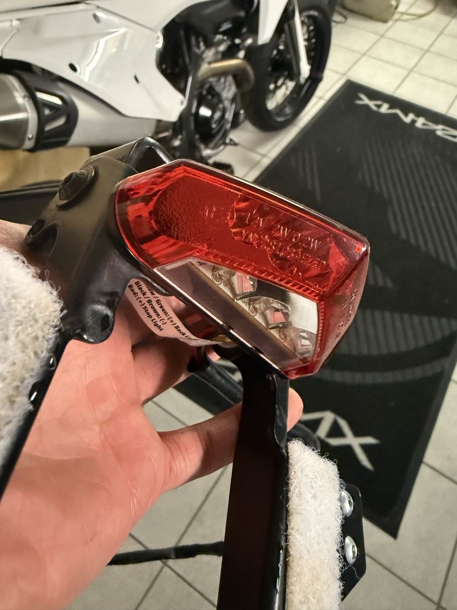 Tutti i ricambio per moto: Klappbarer Supermoto Kennzeichenhalter mit Rücklicht – Usato da Bonstetten venduto da bud_xl6r 2