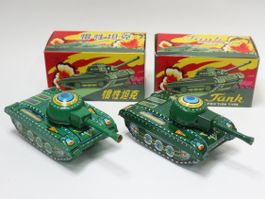 2 kleine Vintage Blech Panzer mit Schwungradantrieb