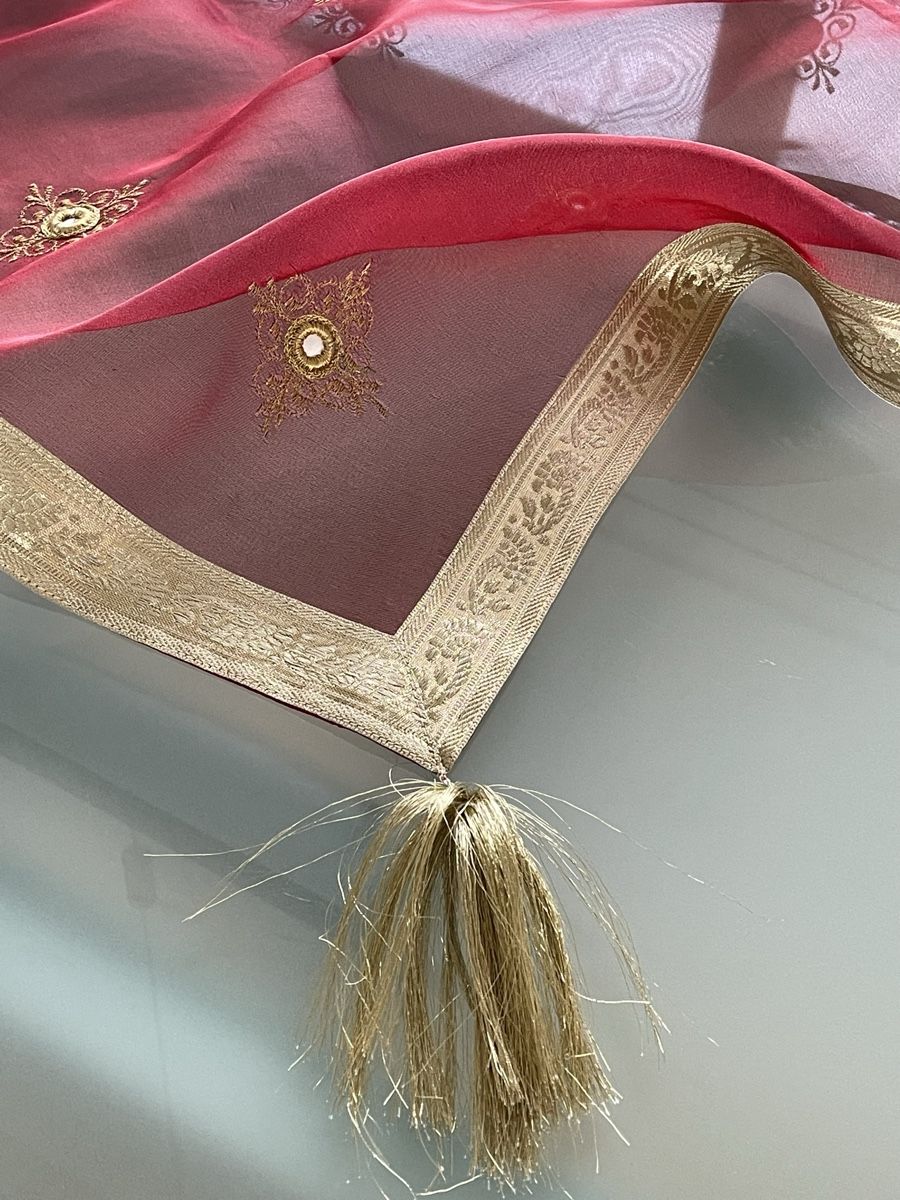 Set di tavolo e panche: Organza-Tischdecke – Usato da Kehrsatz venduto da bianca69 4