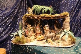 Weihnachtskrippe mit Figuren