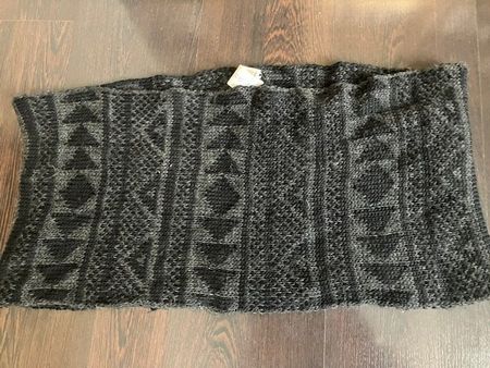 tunnelschal schwarz-grau mit geometrischen strickmustern